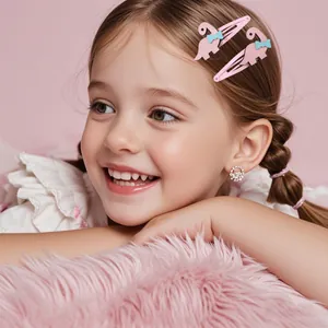 Détail de barrettes dinosaure roses et boucles d'oreilles brillantes sur une fille