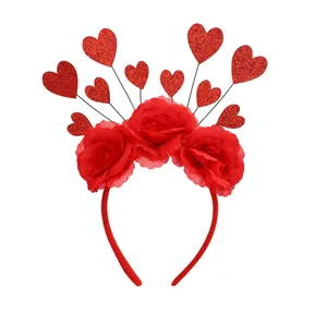 Dettaglio del cerchietto rosso festivo con tre rose di seta e cuori glitterati