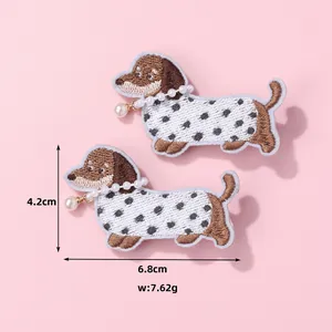 Set di due graziose mollette per capelli a forma di bassotto ricamato da 6,8 cm e perle