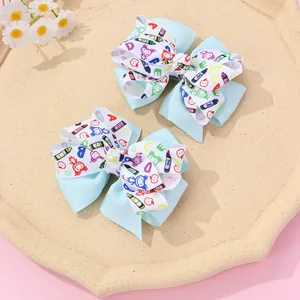 Détail de barrettes à double ruban avec motifs de graffitis colorés sur le thème scolaire