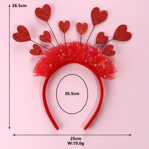 Dettaglio del cerchietto festivo rosso con cuori glitterati e misure del prodotto