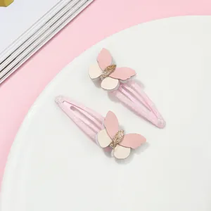 Dettaglio di fermagli per capelli a farfalla rosa con glitter per bambine