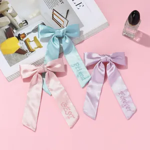 Détails de broderie sur barrettes à nœuds en satin avec lettrage BEST FRIEND FOREVER