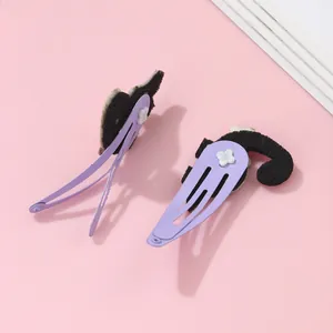 Détail de barrettes BB en métal violet avec un design mignon d'oreilles de chat noir
