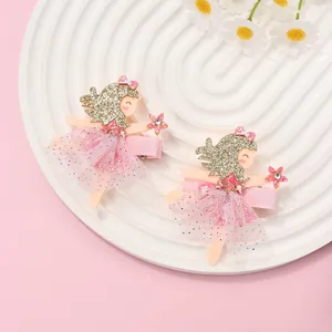 Détail de barrettes ballerine roses avec tissu pailleté et jupe en tulle pour fille