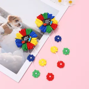 Détail de pinces à cheveux tournesol thème école avec tableau ABC et glands fleuris