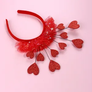 Dettaglio di cerchietto rosso con cuori glitterati e tulle decorato con stelle