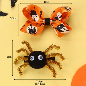 Detailansicht der Halloween Haarspangen mit Größenangaben auf einem gelben Hintergrund