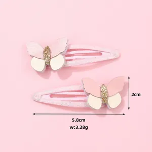 Misure del fermaglio a farfalla rosa che mostra 5,8 cm di lunghezza e 2 cm di larghezza