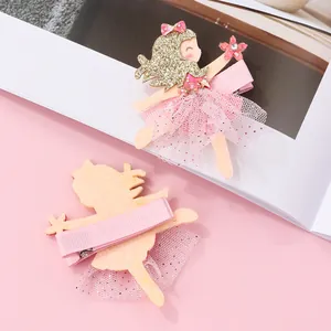 Détail d'une pince à cheveux fée à paillettes roses avec tutu en tulle et clip en ruban