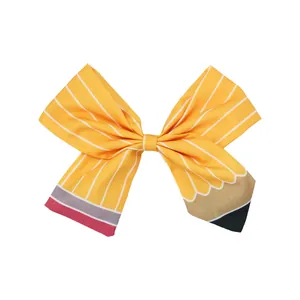 Détail macro du nœud papillon en tissu à rayures au design créatif de crayon jaune