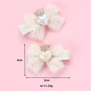 Paire de jolies barrettes nœuds avec dentelle, cœur iridescent et détail couronne strass