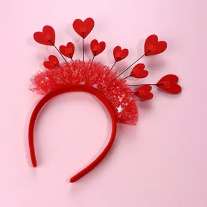 Dettaglio del cerchietto festivo rosso con rete glitterata e decorazioni a cuore in feltro