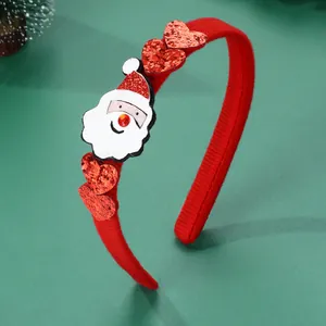 Dettaglio del cerchietto natalizio rosso con Babbo Natale e cuori glitterati rossi
