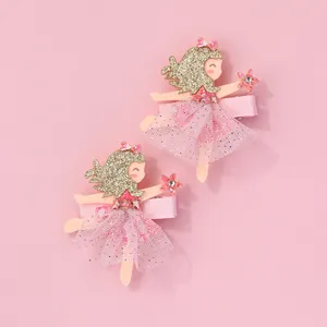 Détail de barrettes fée rose à paillettes avec jupe en tulle et finitions brillantes