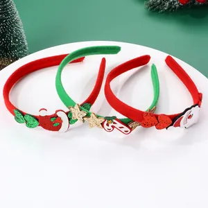 Vista dettagliata di tre cerchietti natalizi con Babbo Natale e decorazioni glitter