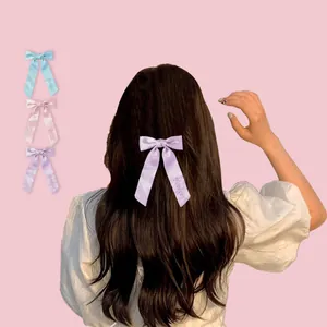 Lot de trois barrettes à nœuds en satin bleu, rose et violet avec lettrage d'amitié