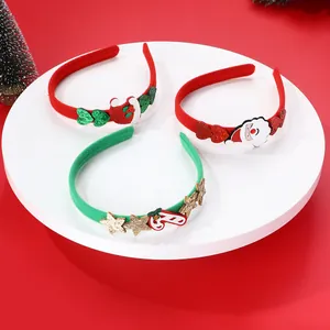 Vista dettagliata di tre cerchietti natalizi festivi con Babbo Natale su vassoio bianco