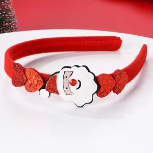 Dettaglio del cerchietto natalizio rosso con Babbo Natale e cuori di paillettes scintillanti