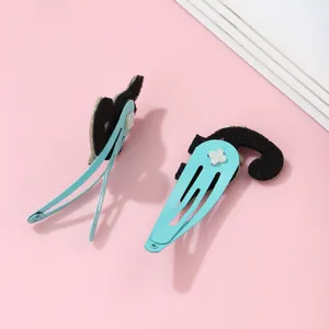 Détail de 2 barrettes chat vert menthe avec texture pelucheuse pour petites filles