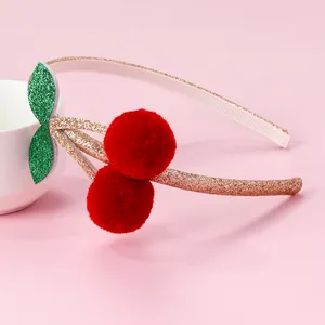 Cerchietto glitterato con graziose ciliegie di peluche rosse e foglie verdi per feste