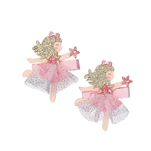 Détail des pinces à cheveux fée en tulle rose avec paillettes dorées et baguette étoile