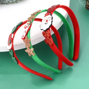 Set di tre cerchietti natalizi con Babbo Natale e paillettes su un supporto per display