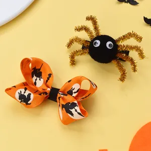 Detailansicht von Halloween-Haarspangen mit orangefarbener Schleife und Plüschspinne