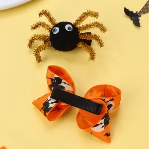 Details von Halloween-Haarspangen mit Plüschspinne und orangefarbener Hexenmuster-Schleife