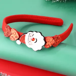 Dettaglio del cerchietto natalizio con Babbo Natale e cuori rossi glitterati per feste