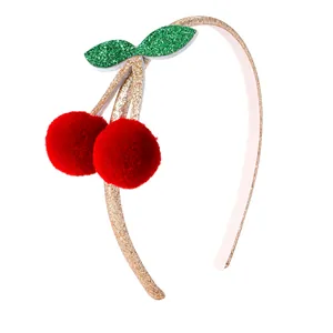 Cerchietto dorato glitterato con ciliegie di peluche rosse e foglie di paillettes verdi
