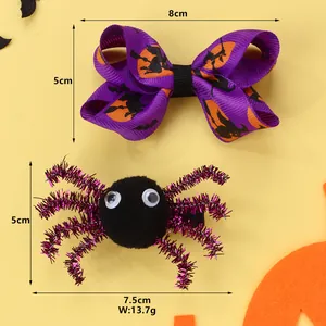 Detailansicht Halloween-Haarschleife mit Hexenmuster und schwarze Spinne Haarspange