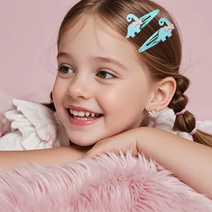 Gros plan de pinces à cheveux dinosaure bleues et boucles d'oreilles fleur pour fille
