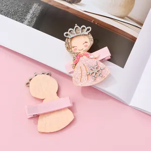 Vue détaillée avant et arrière d'une pince à cheveux princesse à paillettes pour filles
