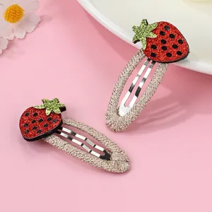 Coppia di dolci fermagli per capelli a fragola con glitter rossi su sfondo rosa
