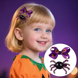 Nahaufnahme von Halloween-Haarspangen mit Spinne und Kürbis an einem kleinen Mädchen
