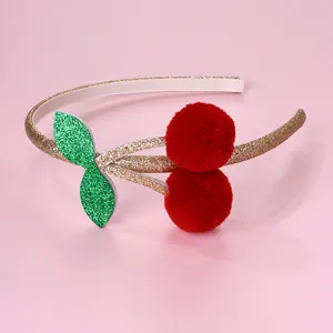 Dettaglio cerchietto con ciliegie in peluche rosso e paillettes dorate lucide