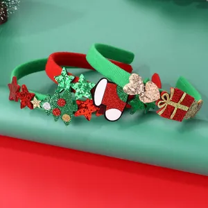 Dettaglio dei cerchietti di Natale con paillettes, stelle e accessori per scatole regalo