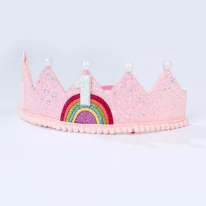 Detail der rosa Glitzerkrone Stirnband mit Regenbogen-Stickerei und der Nummer eins