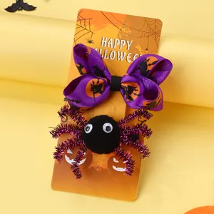 Halloween-Haarspangen Set mit lila Schleife, Hexen-Print und flauschiger Spinne auf Karte