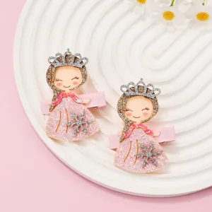 Détail de barrettes princesse à paillettes roses avec tulle dans un plateau blanc