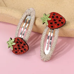 Paio di fermagli per capelli a fragola glitterati rossi su clip BB in tessuto beige