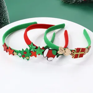 Dettaglio di tre cerchietti natalizi festivi con paillettes, alberi e calze decorative