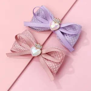 Détails de barrettes à nœud avec perles en cœur irisées et couronnes en strass