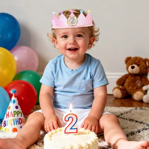 Rosa Glitzer-Geburtstagskrone für den 2. Geburtstag mit bunten Pompons und Pailletten