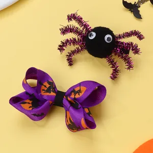 Detail von Halloween Haarklammern mit schwarzer Plüschspinne und lila Hexenmuster Schleife