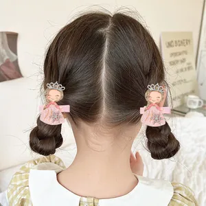 Barrettes fille mignonnes avec robe rose pailletée et couronne portées sur couettes