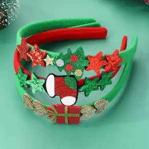 Dettaglio di tre cerchietti natalizi glitterati con alberi festivi e motivi a pacco regalo