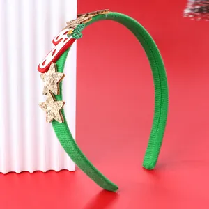 Dettaglio del cerchietto natalizio verde con stelle glitterate e decoro a bastoncino