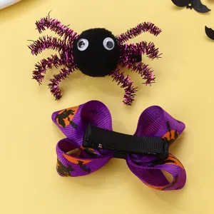 Detail von Halloween-Haarspangen mit lila Plüschspinne und Hexenmuster-Schleife